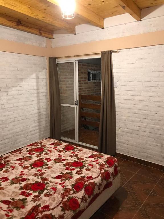 Postel nebo postele na pokoji v ubytování Cabañas Ismiango "Agua de los pajaritos"