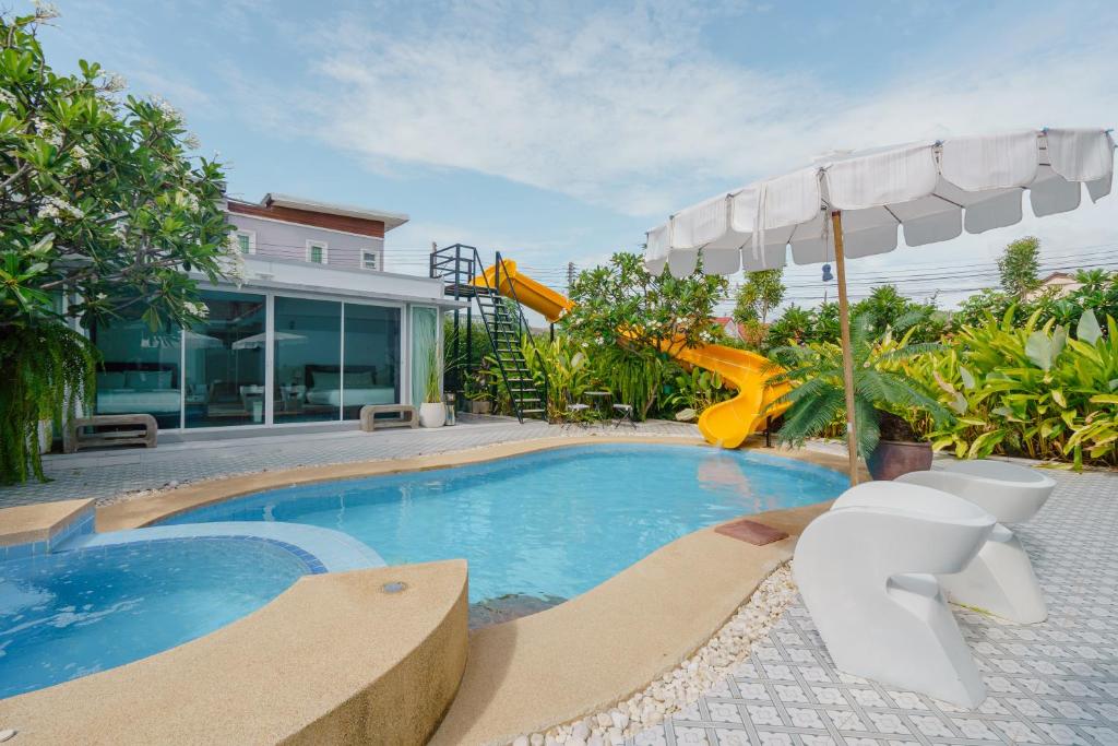Piscina di Baan Kiang Lay Phu View Hua Hin Private Pool Villa บ้านเคียงเลภูวิว ไพร์เวท พูลวิลล่า กลางเมือง ใกล้หาดหัวหิน o nelle vicinanze