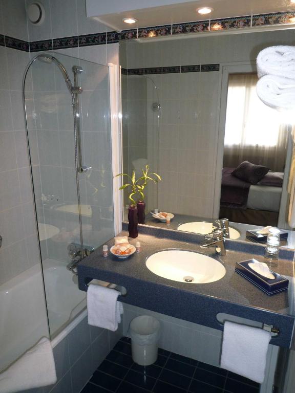 The Originals City, Hôtel Rey du Mont Sion, Saint-Julien-en-Genevois Sud - Family Room (4 Adults)