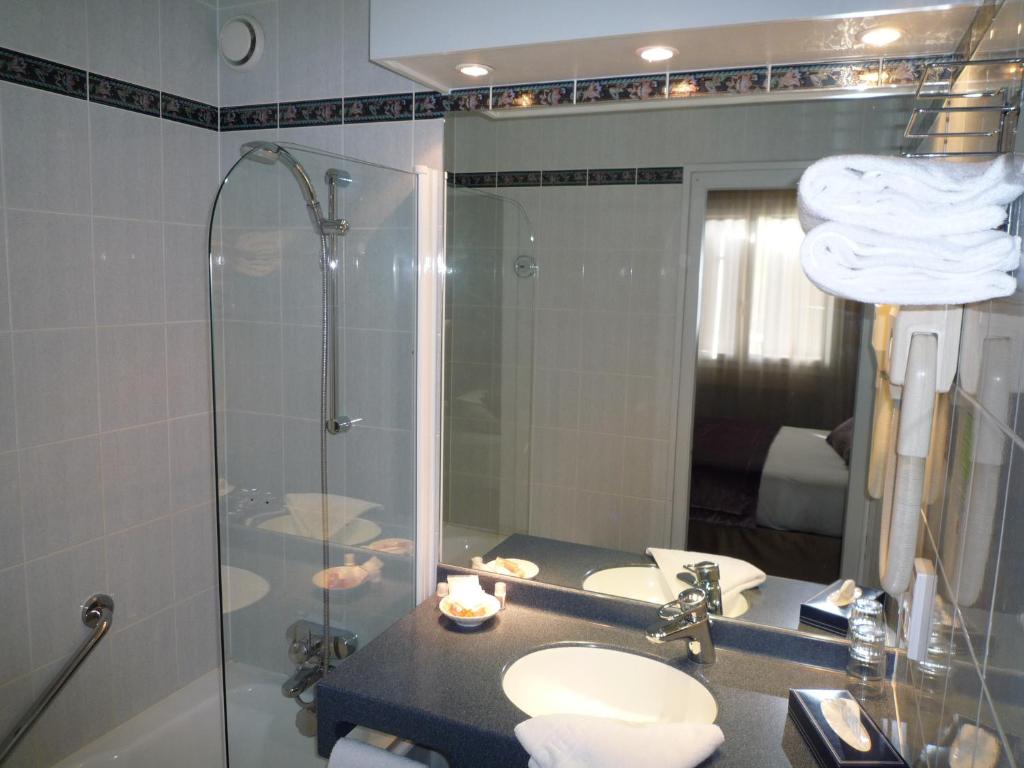The Originals City, Hôtel Rey du Mont Sion, Saint-Julien-en-Genevois Sud - Comfort Triple Room