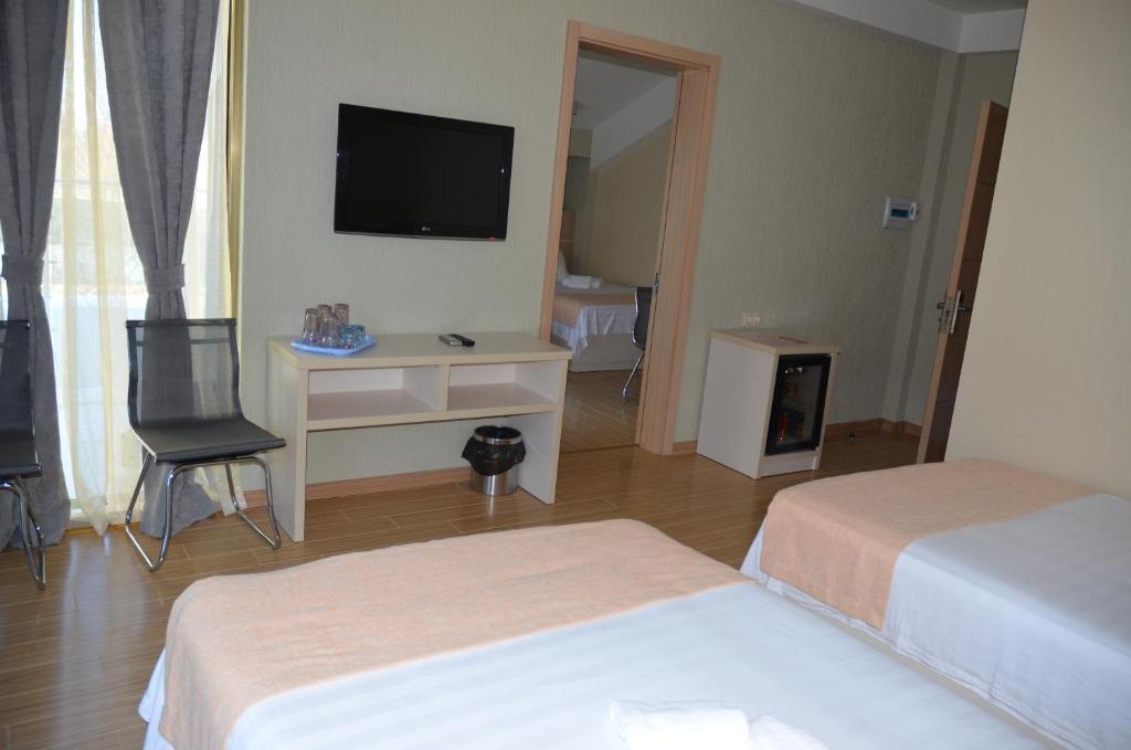 TV a/nebo společenská místnost v ubytování Legacy Hotel