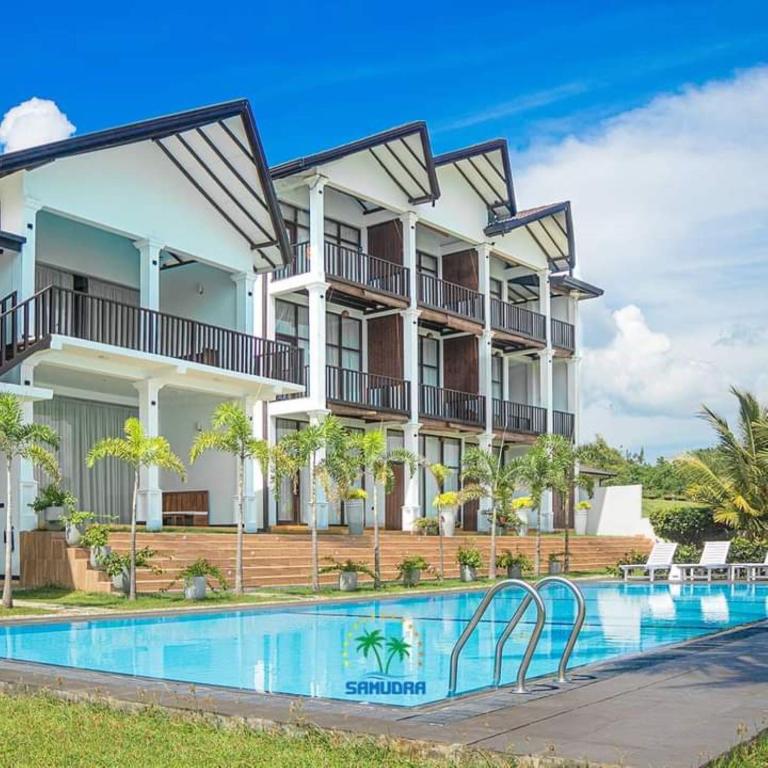 un grande edificio con piscina di fronte di Samudra Beach Resort a Tangalle
