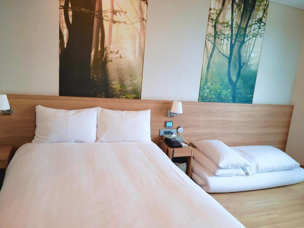 Postel nebo postele na pokoji v ubytování Utop Ubless Hotel Jeju