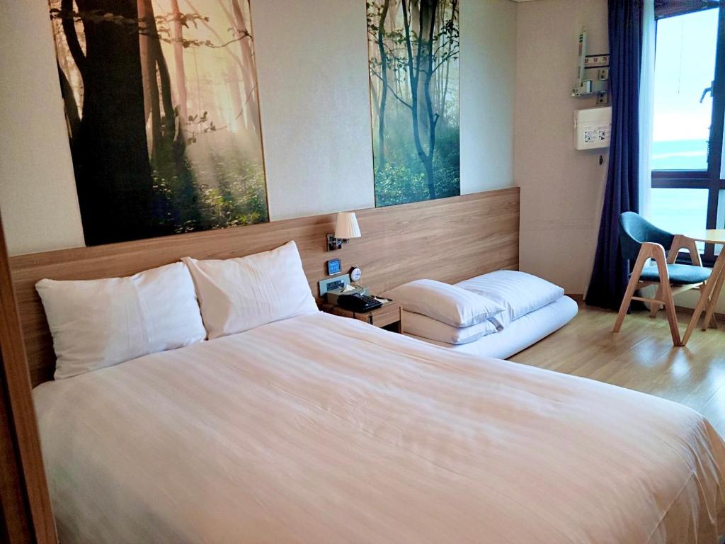 Postel nebo postele na pokoji v ubytování Utop Ubless Hotel Jeju