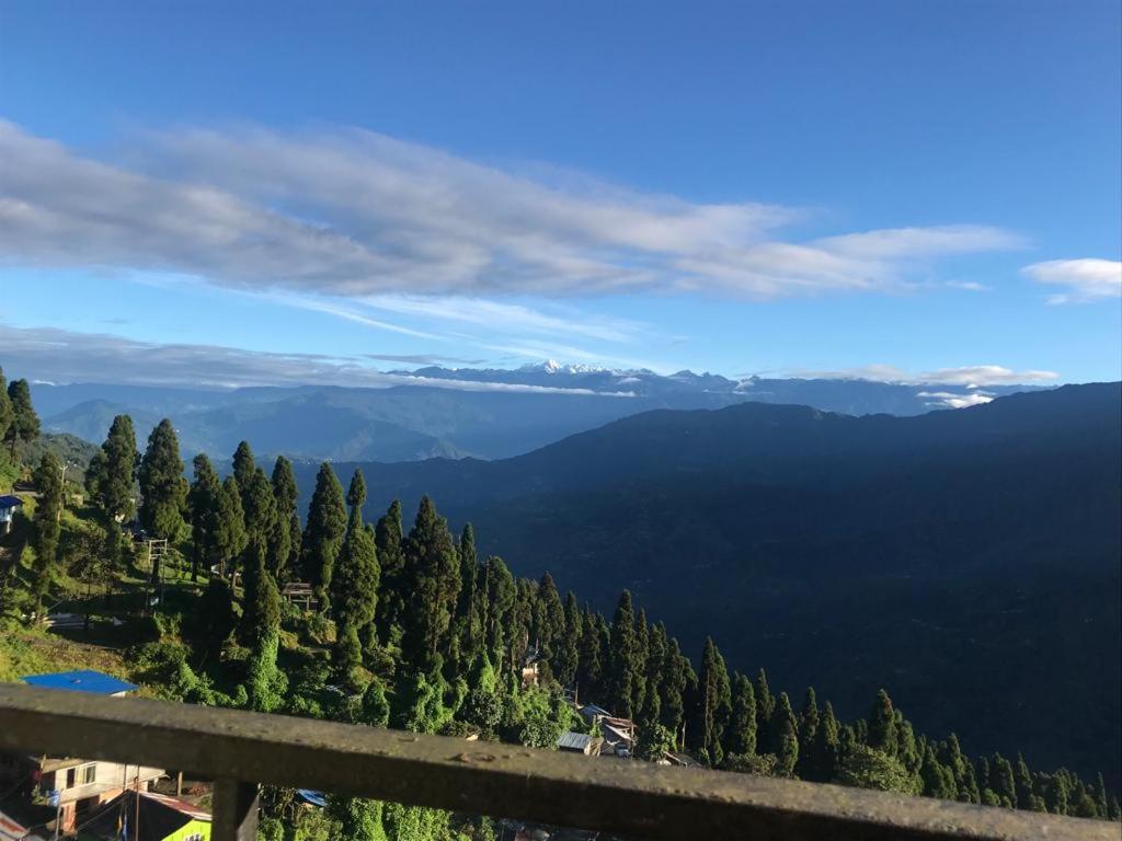 uma vista para as montanhas a partir do topo de uma montanha em Hotel Miknaon Inn em Rishop
