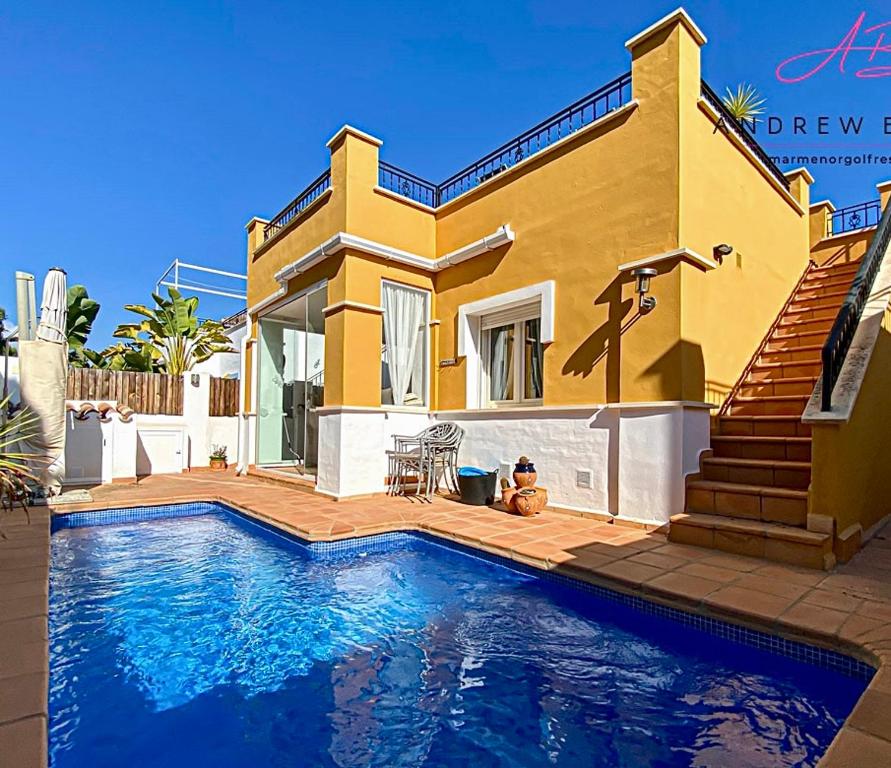 ein Haus mit einem Pool vor einem Haus in der Unterkunft Mar menor golf detached Villa in Torre-Pacheco
