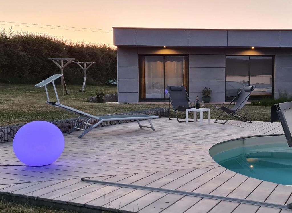 Bazén v ubytování Guest house, très calme, piscine nebo v jeho okolí