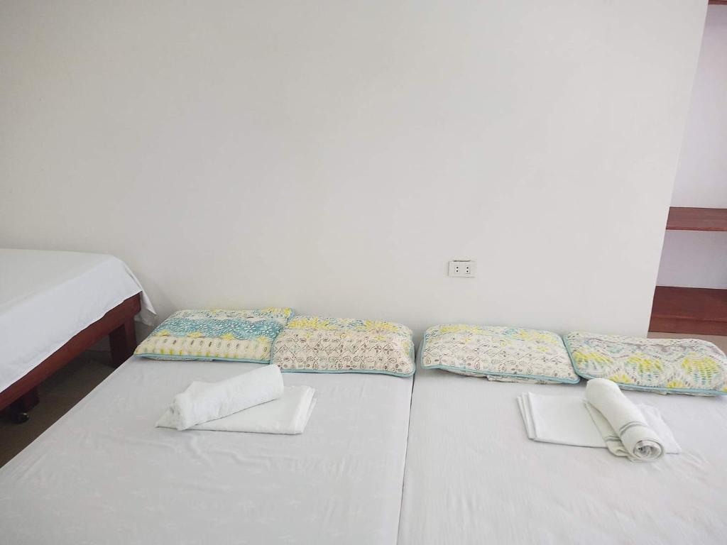 Postel nebo postele na pokoji v ubytování Catalinas inn