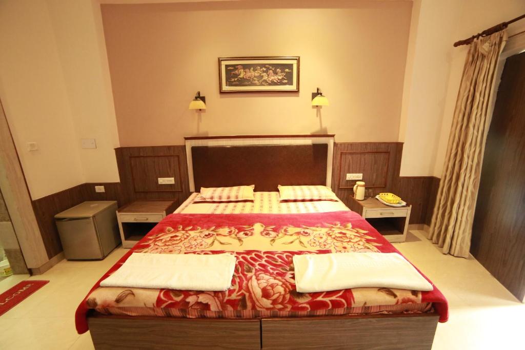 Postel nebo postele na pokoji v ubytování Hotel Sidhartha Walking Distance From TajMahal