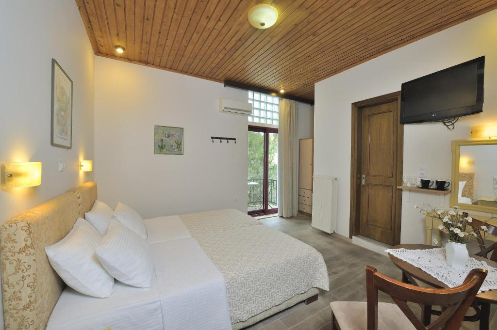 Posteľ alebo postele v izbe v ubytovaní Dryades & Orion Hotel