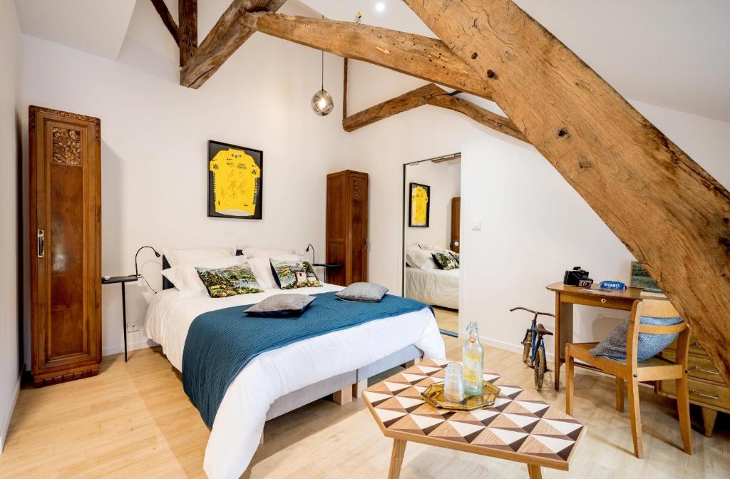 蘇亞克的住宿－LA BICICLETA RAVITO，一间卧室配有一张大床和一张桌子