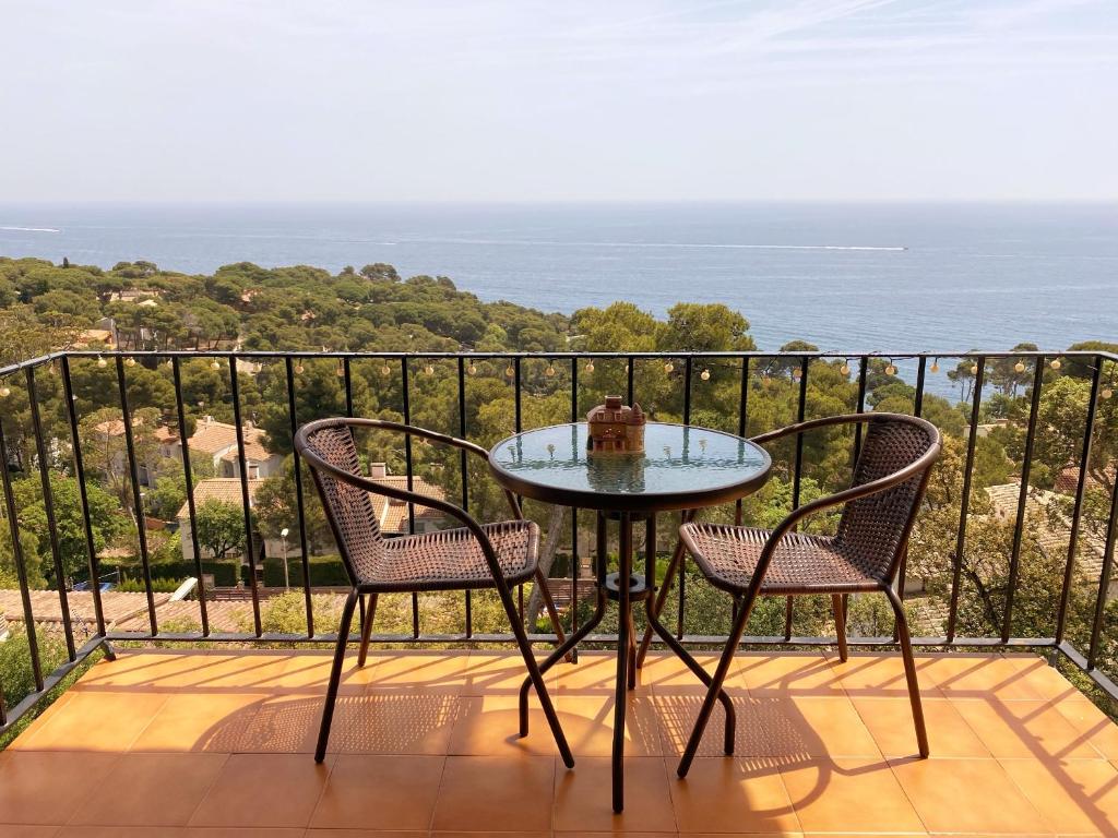 カレリャ・デ・パラフルジェリにあるWonderful Apartment with Outstanding Views - Calella de Palfrugellの海を望むバルコニー(テーブル、椅子2脚付)
