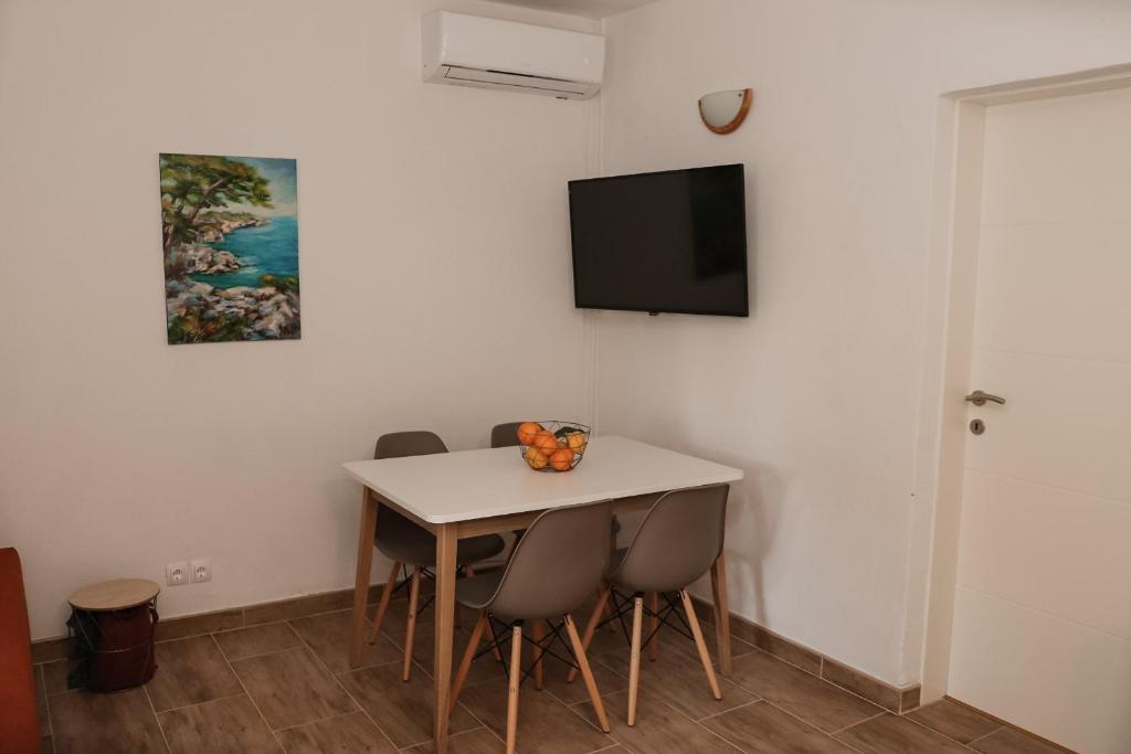 Televízia a/alebo spoločenská miestnosť v ubytovaní Apartments Prce