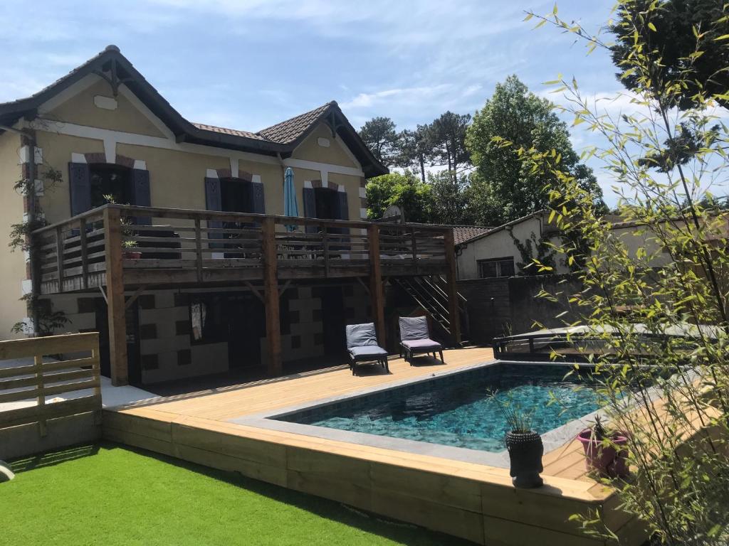 ラカノー・オセアンにあるVilla Welcomeの家の前のプール