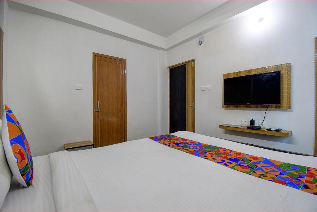 Postel nebo postele na pokoji v ubytování FabExpress Amar Raj Villa - Nr Eco Park