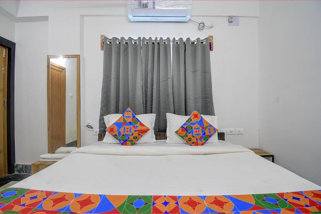 Postel nebo postele na pokoji v ubytování FabExpress Amar Raj Villa - Nr Eco Park