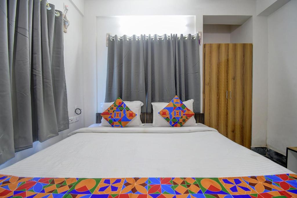 Postel nebo postele na pokoji v ubytování FabExpress Amar Raj Villa - Nr Eco Park