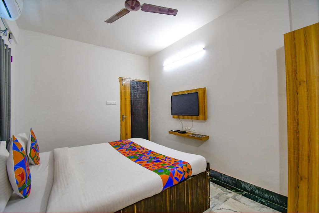 Postel nebo postele na pokoji v ubytování FabExpress Amar Raj Villa - Nr Eco Park