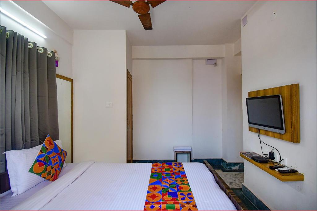 TV a/nebo společenská místnost v ubytování FabExpress Amar Raj Villa - Nr Eco Park