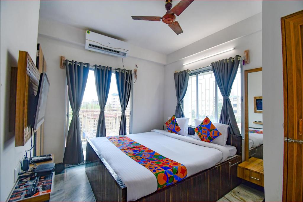 Postel nebo postele na pokoji v ubytování FabExpress Amar Raj Villa - Nr Eco Park