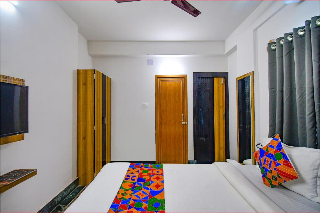 Postel nebo postele na pokoji v ubytování FabExpress Amar Raj Villa - Nr Eco Park