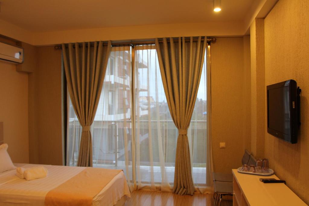 TV a/nebo společenská místnost v ubytování Legacy Hotel