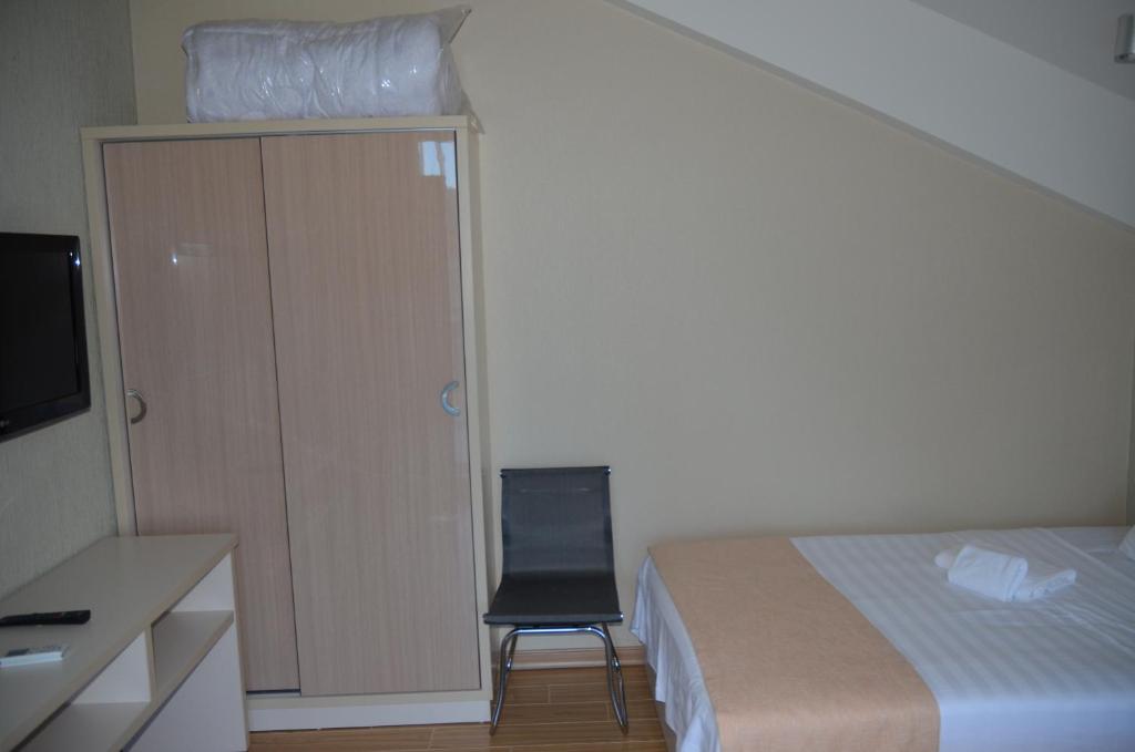 Postel nebo postele na pokoji v ubytování Legacy Hotel