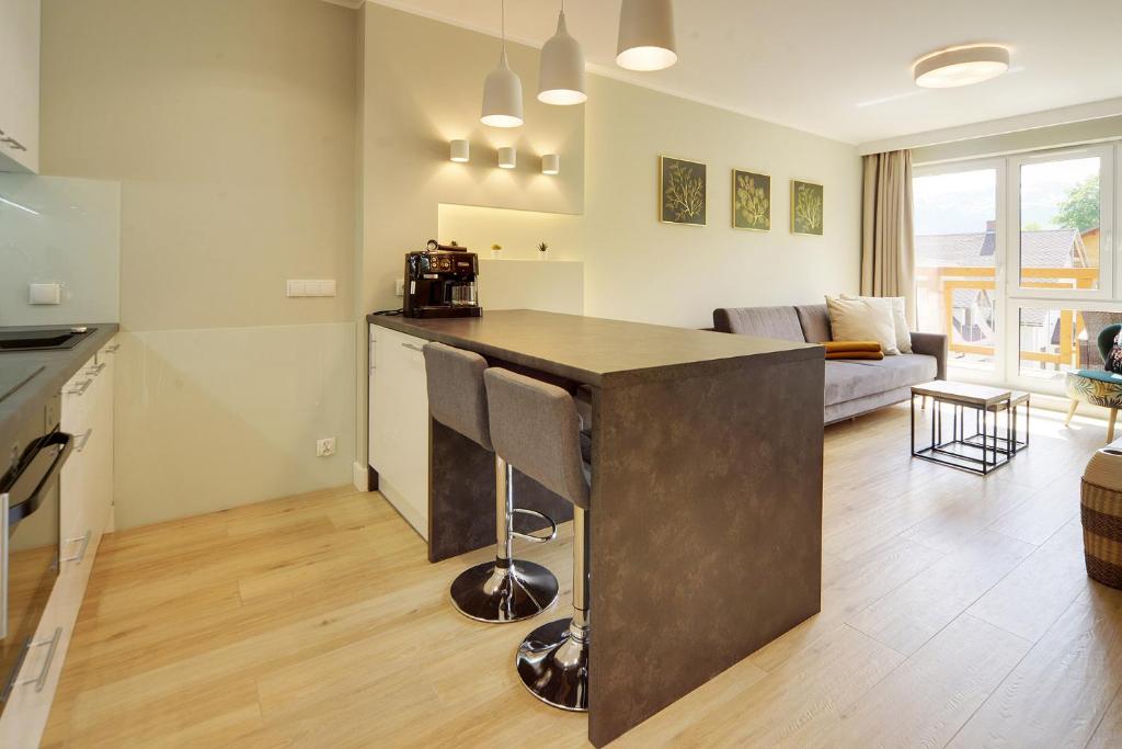 Kuchyňa alebo kuchynka v ubytovaní Przytulne Apartamenty Sun Seasons 24 z Pięknym Widokiem w Szklarskiej Porębie by Noclegi Renters