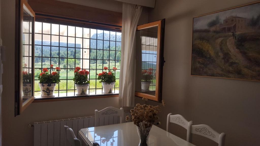 uma sala de jantar com uma mesa e uma janela em Casa de la Santa em Moratalla