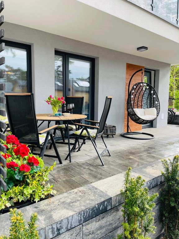 Patio lub wspólna przestrzeń na świeżym powietrzu w obiekcie Apartament Baltic A8 Pobierowo