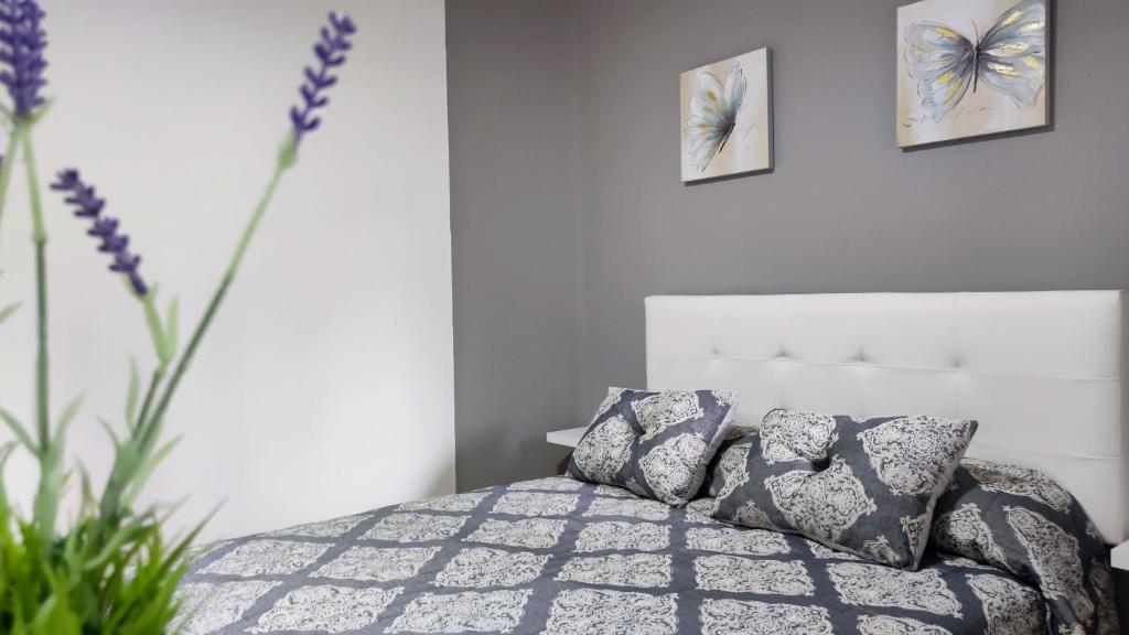 una camera con un letto con due cuscini di Os Reloxos II a Mondariz-Balneario