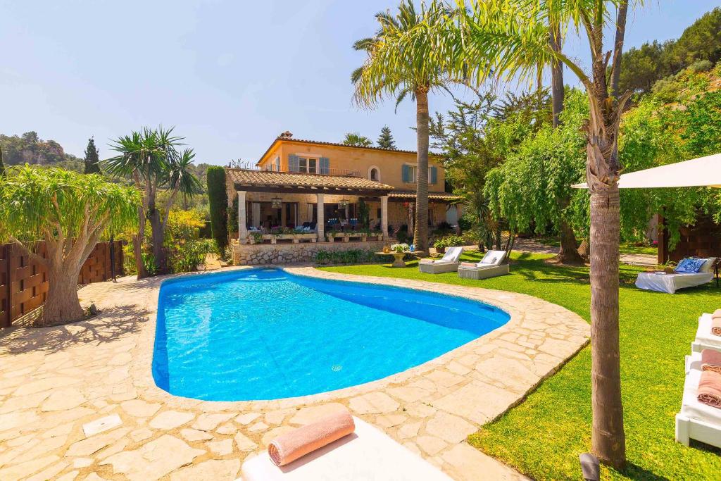une piscine dans la cour d'une maison dans l'établissement Casa Eva, à Mancor del Valle