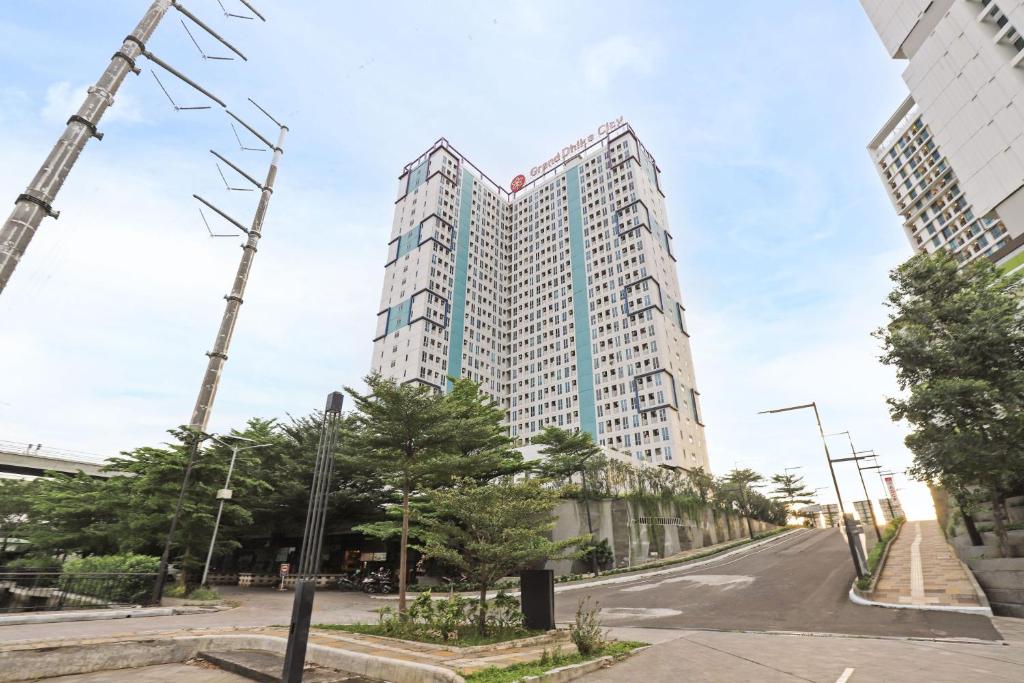 an empty street with a tall building at Apartemen Grand Dhika City by Nina in Telukpucung