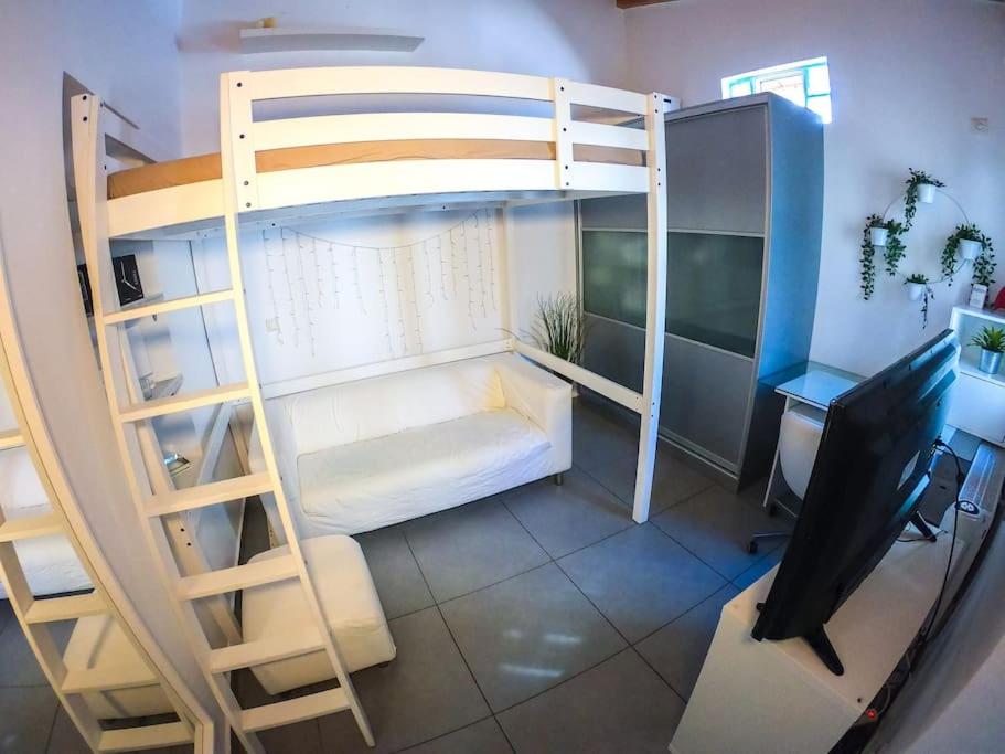 Un ou plusieurs lits superposés dans un hébergement de l'établissement Piraeus Urban Paradise R