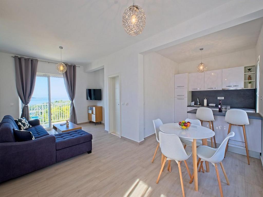 Televízia a/alebo spoločenská miestnosť v ubytovaní Apartments Grljević