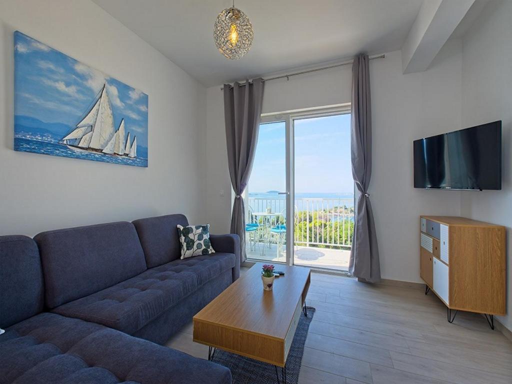 Televízia a/alebo spoločenská miestnosť v ubytovaní Apartments Grljević