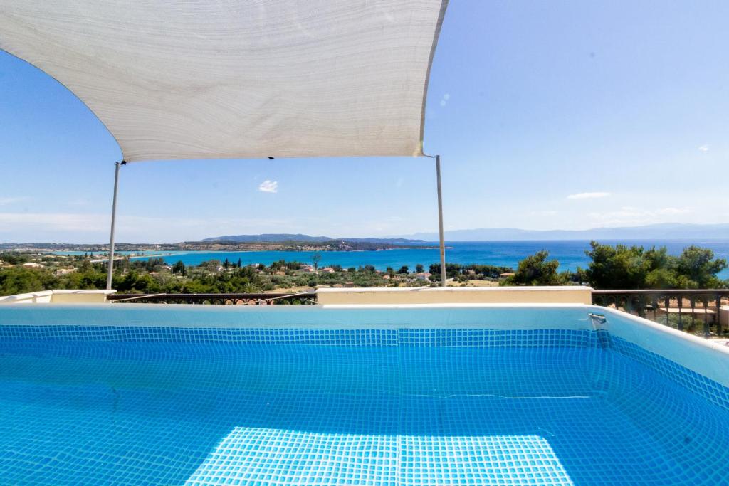 Fotografia z galérie ubytovania House with amazing ocean view and patio - pool v destinácii Porto Heli