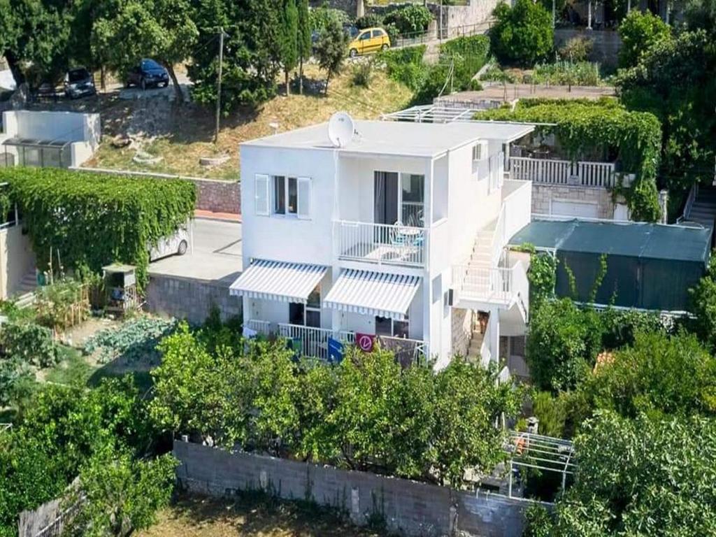 Vonkajšia záhrada v ubytovaní Apartments Grljević