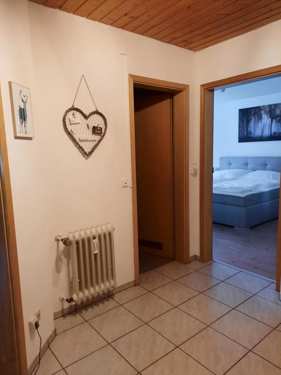 Postel nebo postele na pokoji v ubytování Ferienwohnung-Einklang im schönen Südschwarzwald