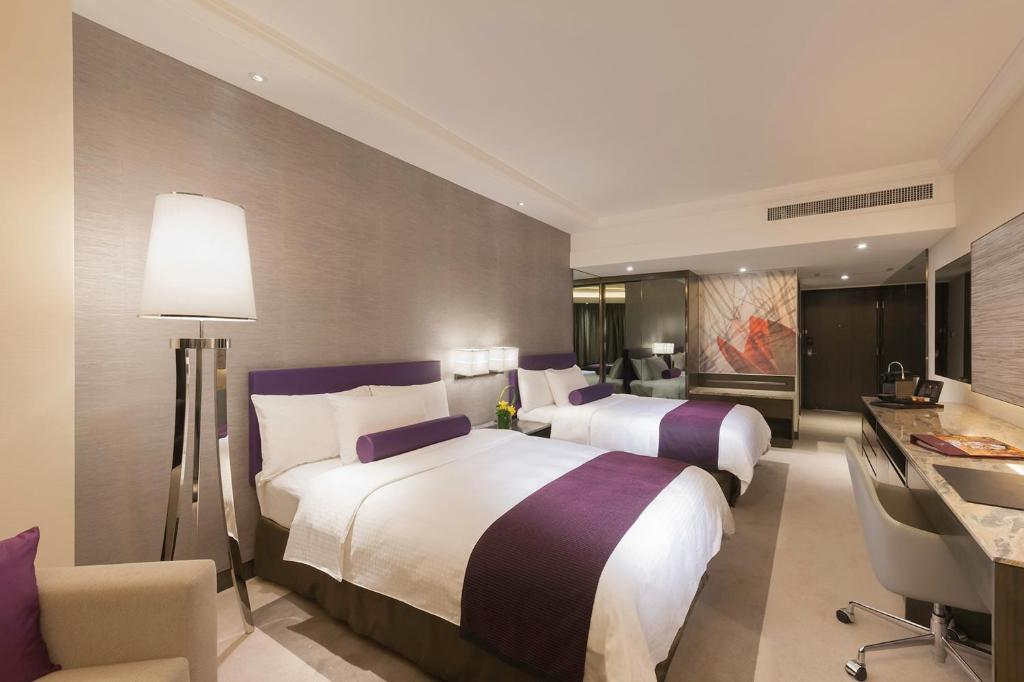 فندق غيت واي، ماركوبولو في هونغ كونغ: غرفة فندقية بسريرين ومكتب