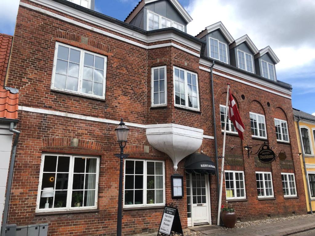 un edificio de ladrillo rojo con un gran cubo blanco en Restaurant Backhaus en Ribe