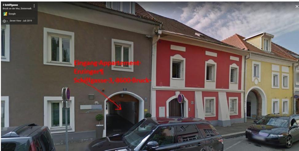 un coche está estacionado frente a un edificio en Apartment Enzinger, en Bruck an der Mur