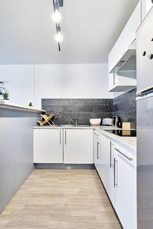 Kuchyň nebo kuchyňský kout v ubytování OFFRE SPECIALE Centre Verdun - Idéal Famille - Le Châtelois
