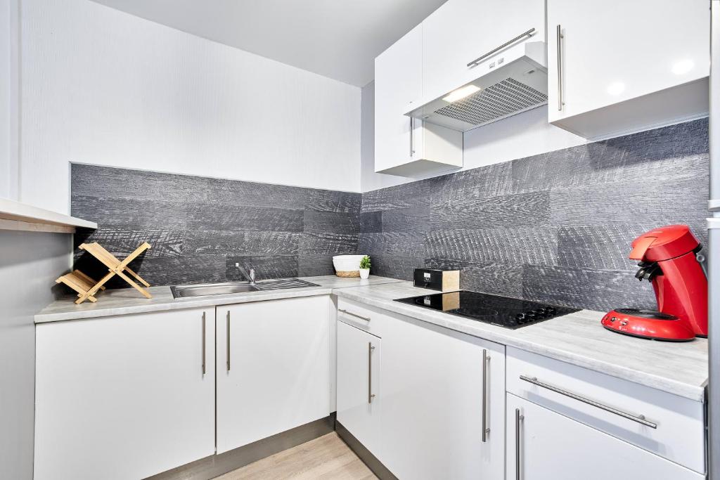 Kuchyň nebo kuchyňský kout v ubytování OFFRE SPECIALE Centre Verdun - Idéal Famille - Le Châtelois