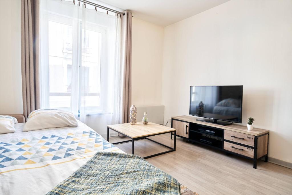 TV a/nebo společenská místnost v ubytování OFFRE SPECIALE Centre Verdun - Idéal Famille - Le Châtelois