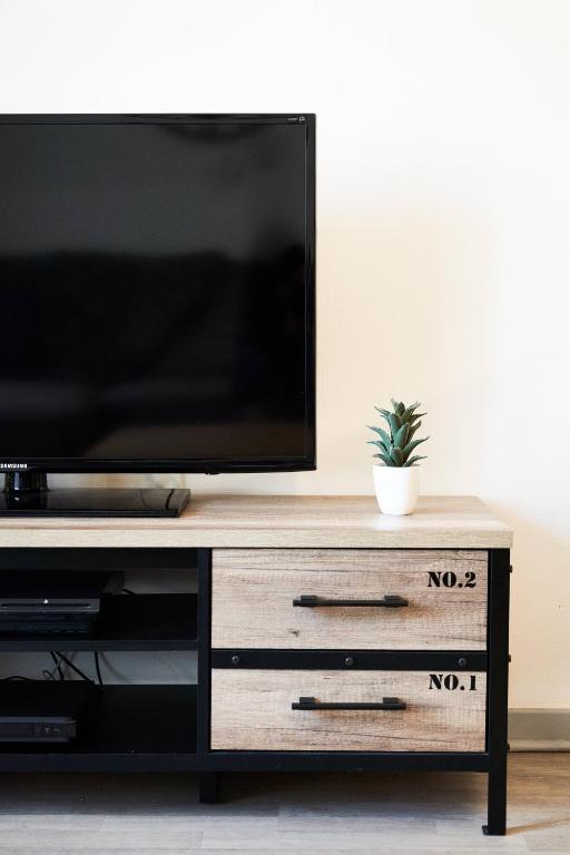 TV a/nebo společenská místnost v ubytování OFFRE SPECIALE Centre Verdun - Idéal Famille - Le Châtelois