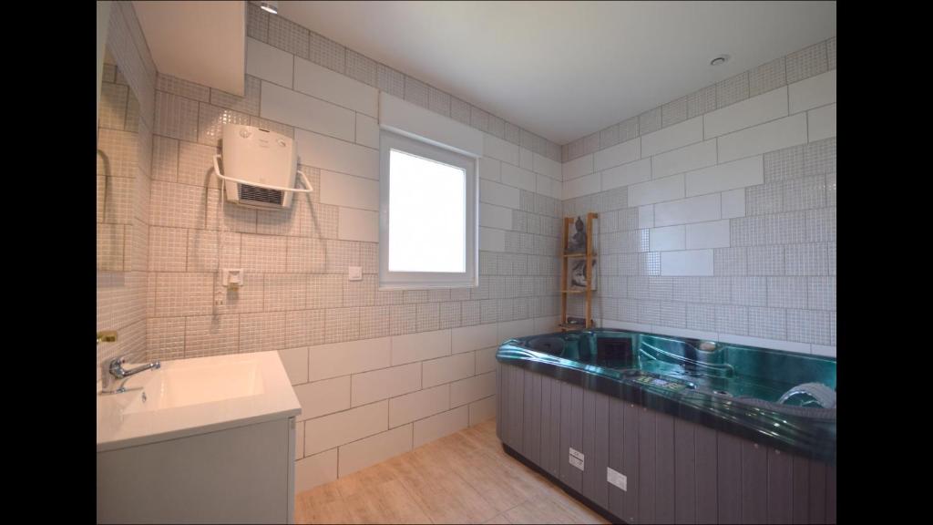 奧爾貝的住宿－Gite proche de Kaysersberg avec jacuzzi privé，带浴缸、水槽和窗户的浴室