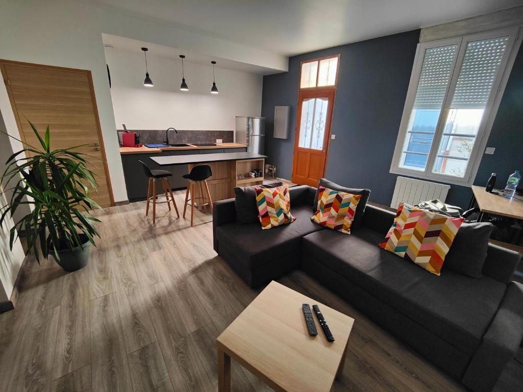 sala de estar con sofá y cocina en Échoppe typique, en Burdeos
