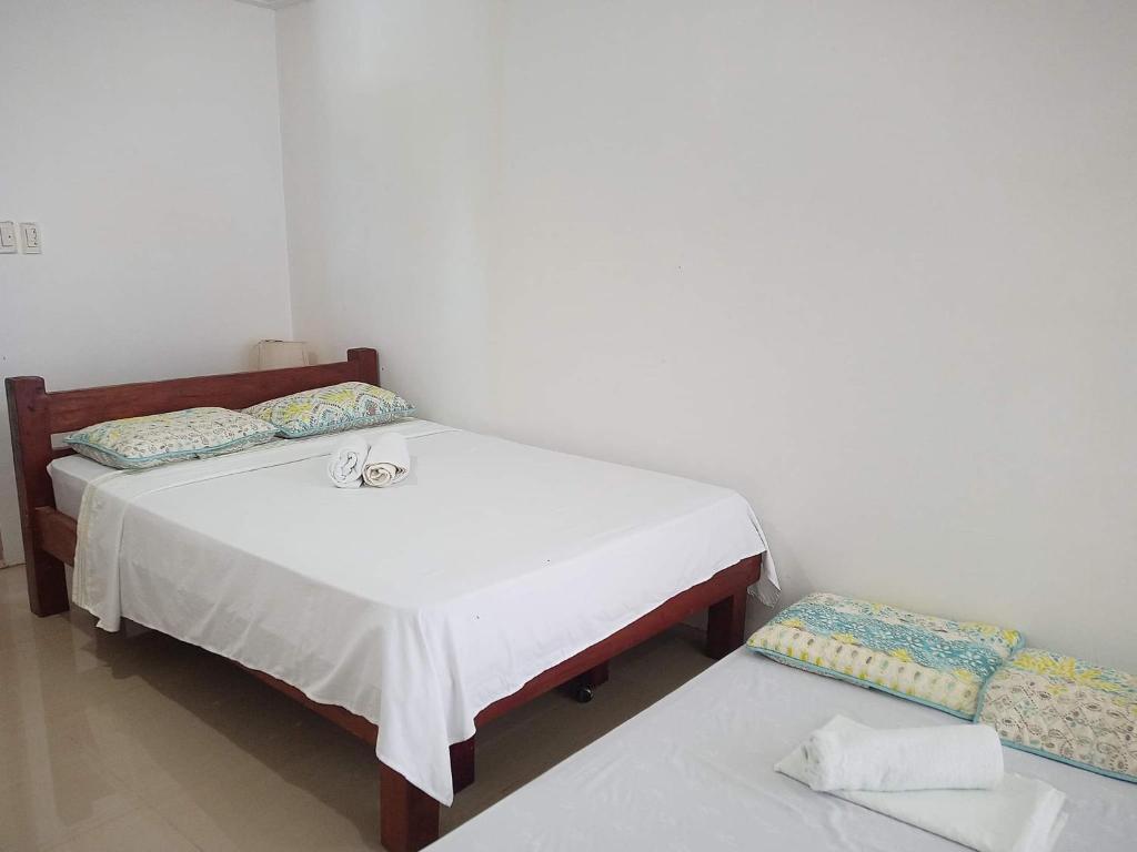 Postel nebo postele na pokoji v ubytování Catalinas inn