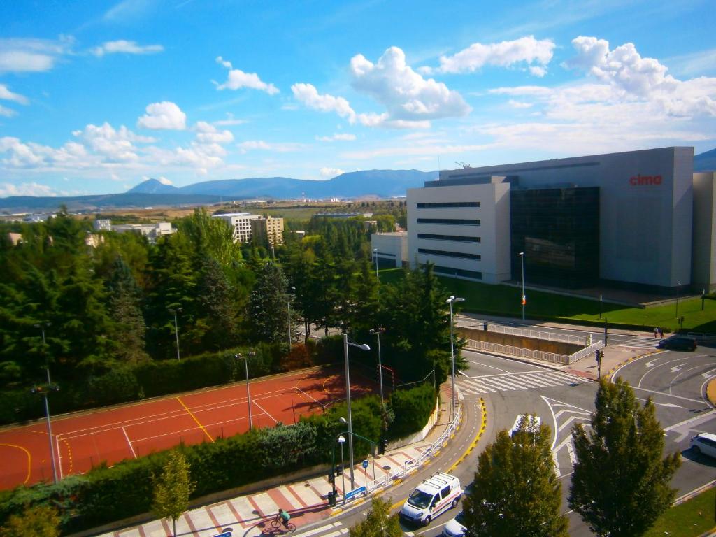 un coche aparcado en una pista de tenis frente a un edificio en Pensión Mari Asun, en Pamplona